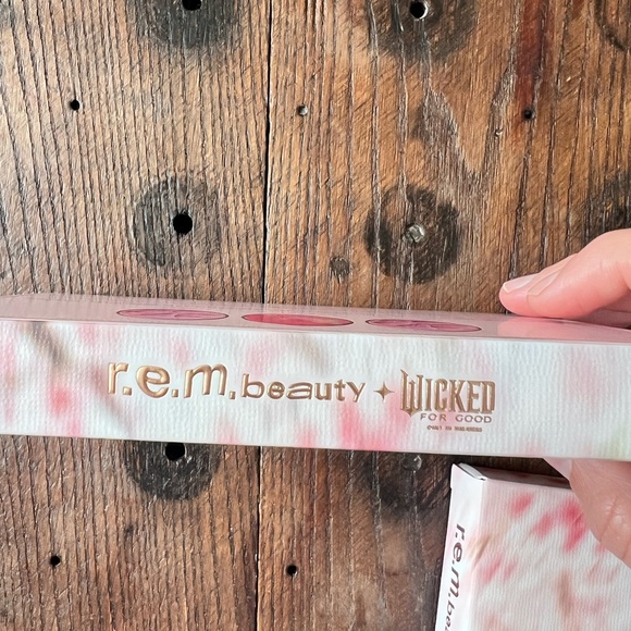 R.E.M. BEAUTY X WICKED: FOR GOOD CHERRY BLOSSOM BLUSH PALETTE - Picture 3 of 3